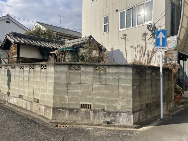 福岡県飯塚市の方からブロック塀の解体工事のご依頼をいただきました。